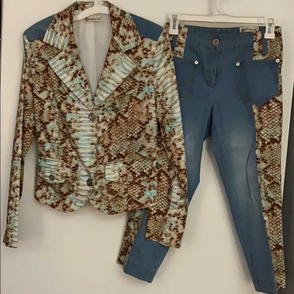 Beautiful leopard coloring suit..